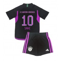 Bayern Munich Leroy Sane #10 Udebane Trøje Børn 2023-24 Kortærmet (+ Korte bukser)